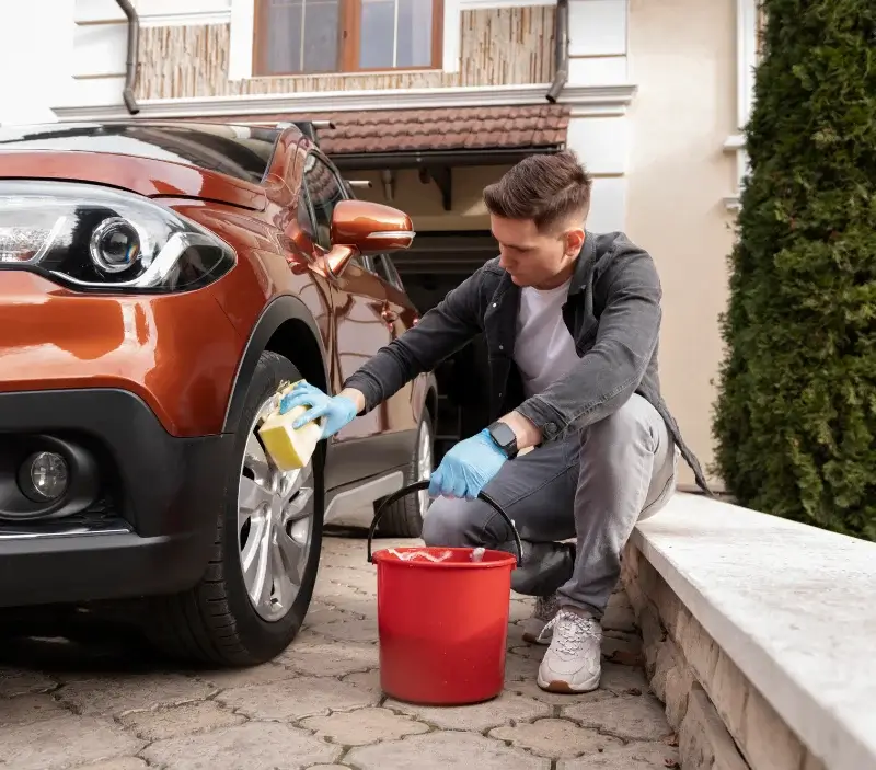 Lavage auto à domicile Montflours : professionnel intervenant sur un véhicule